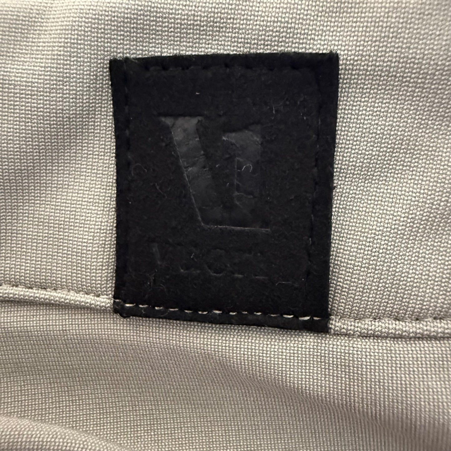 Vuori Meta Pants Mens 38x26 Beige Casual Chino Performance Stretch Comfort V430