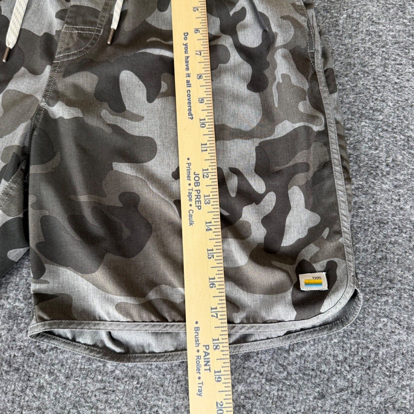 Vuori Banks Shorts Mens 32 Camo Athleisure Unlined Stretch Workout Running Gym