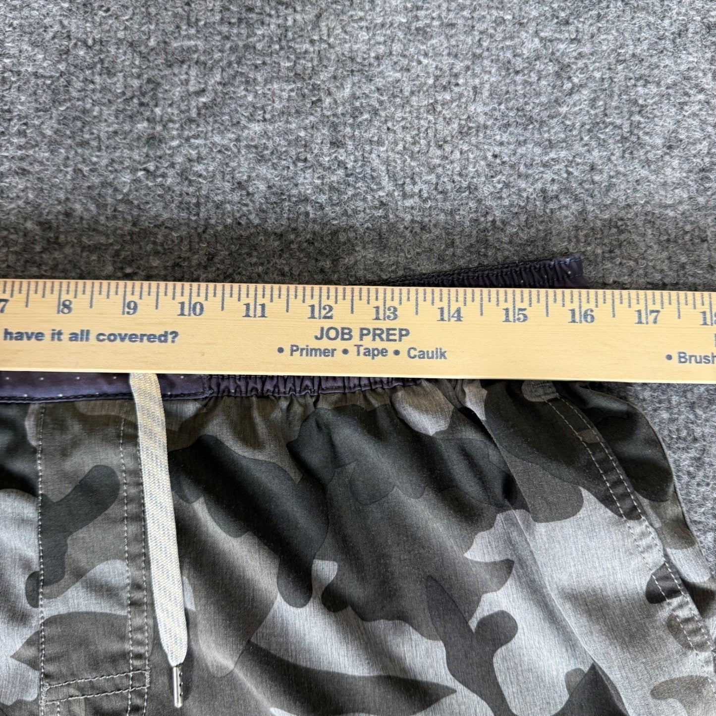 Vuori Banks Shorts Mens 32 Camo Athleisure Unlined Stretch Workout Running Gym