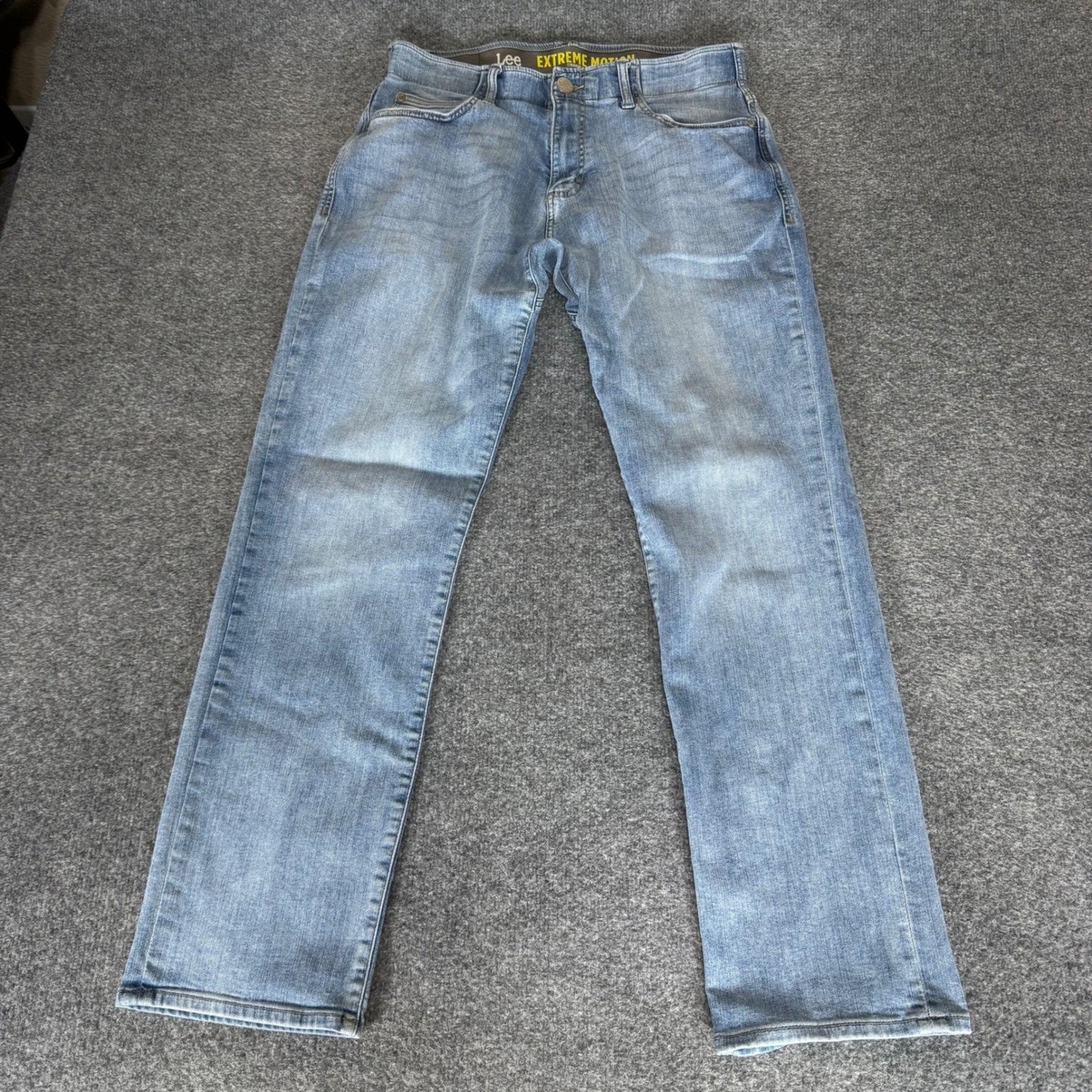 Lee Extreme Motion Straight Fit Tapered Jeans Mens 33x32 (32x31) Light Wash Blue