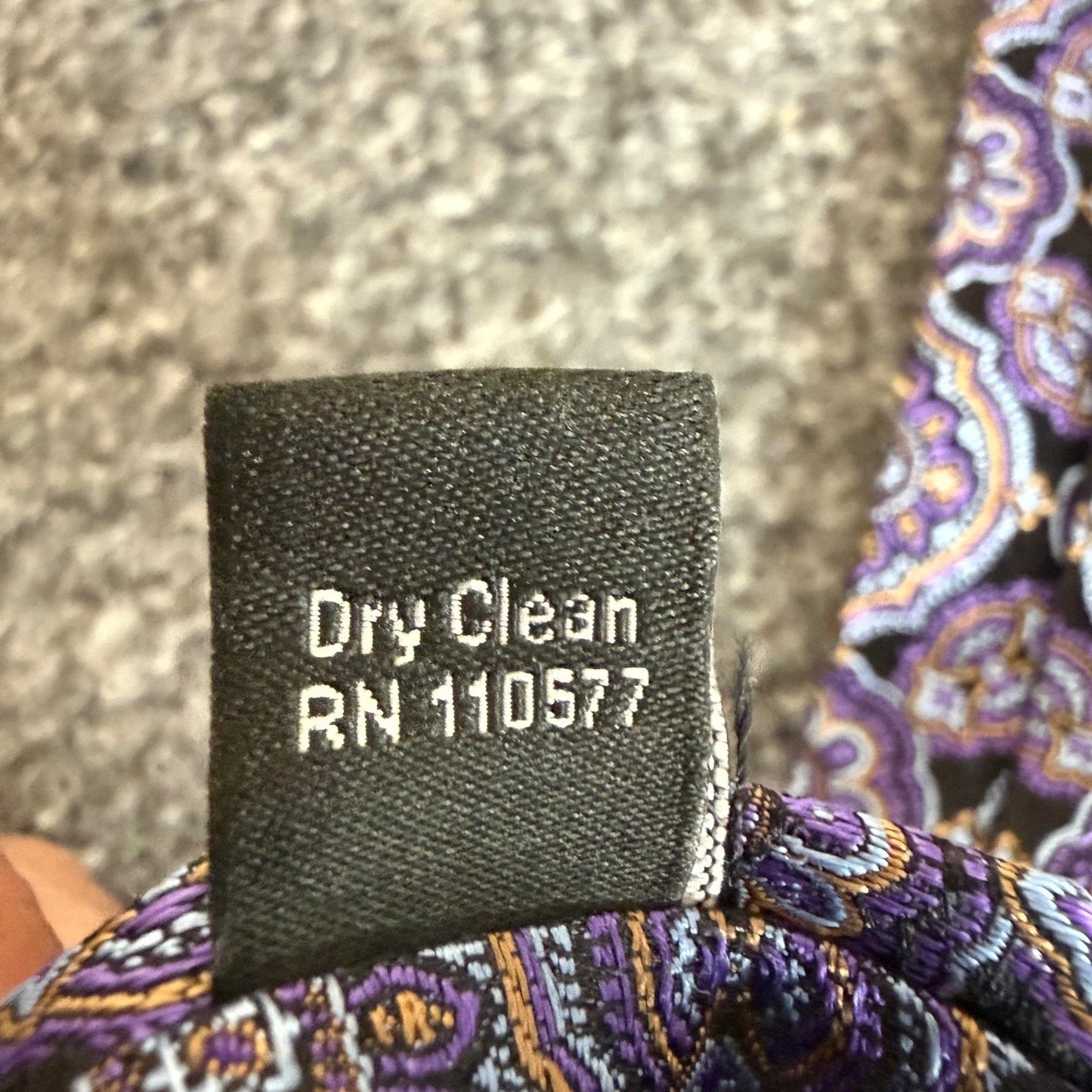 David Donahue Silk Mens Tie Purple Medallion Pattern 100% Silk Woven in Italy