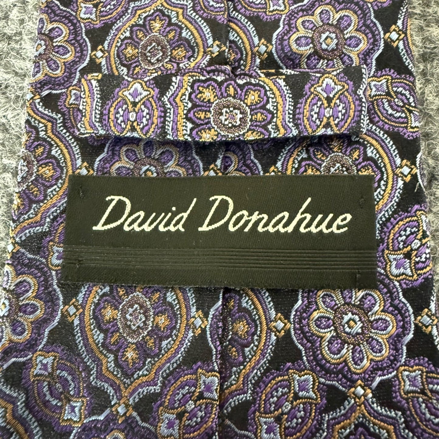 David Donahue Silk Mens Tie Purple Medallion Pattern 100% Silk Woven in Italy