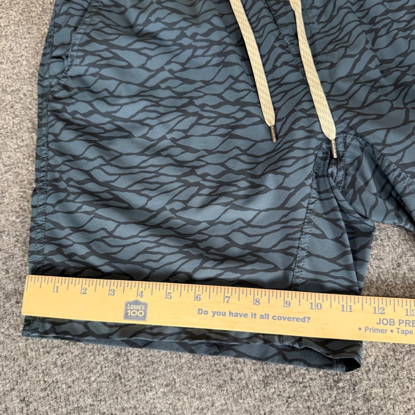 Vuori Kore Shorts Mens 31 Blue Geometric Lined Athletic Gym Training Workout