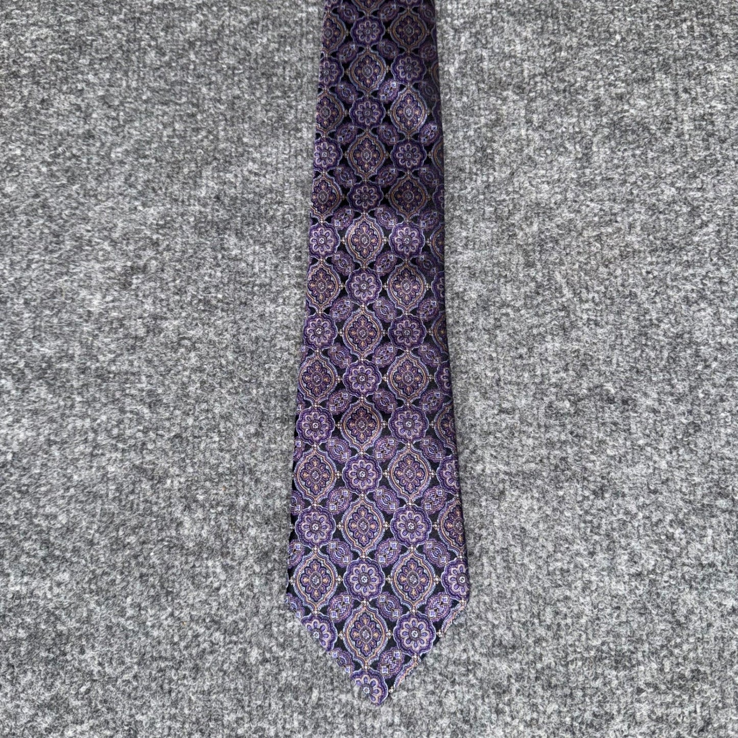 David Donahue Silk Mens Tie Purple Medallion Pattern 100% Silk Woven in Italy