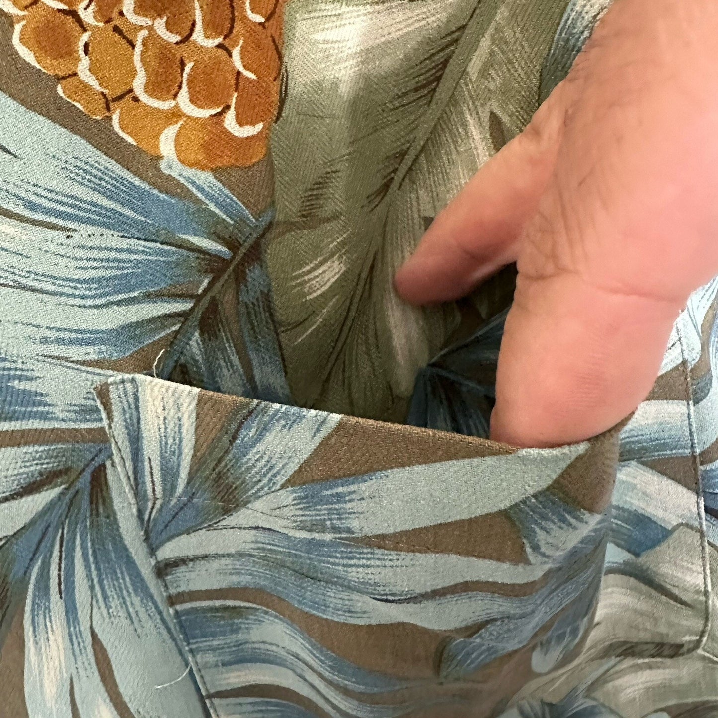Van Heusen Hawaiian Shirt Mens M Floral Silk Short Sleeve Pocket Casual Adult