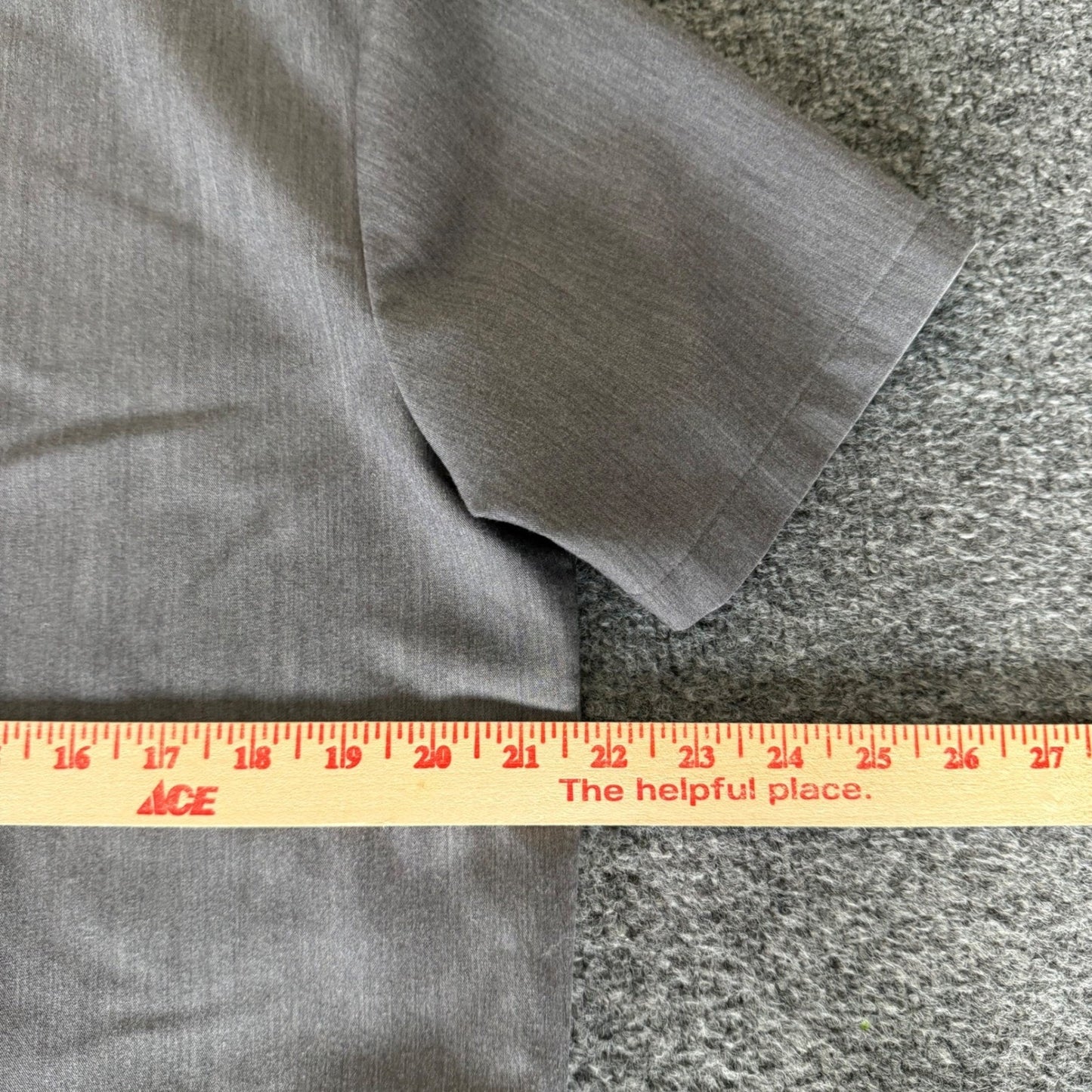 FIGS Men Chisec 3-Pocket Scrub Top Gray V-Neck Medium Medical Healthcare Uniform