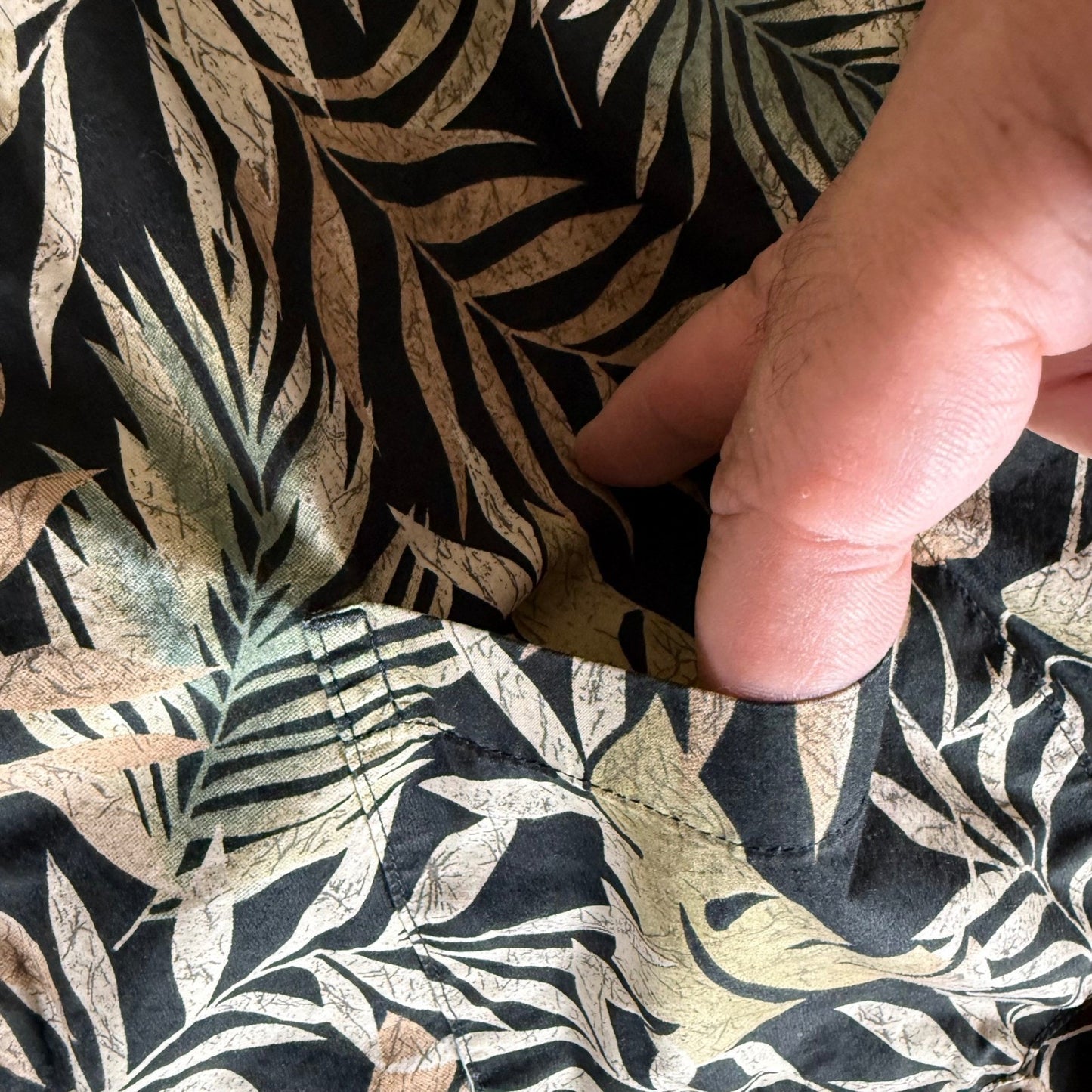 Cooke Street Hawaiian Shirt Mens Medium Leaf Floral Black Beige Short Sleeve