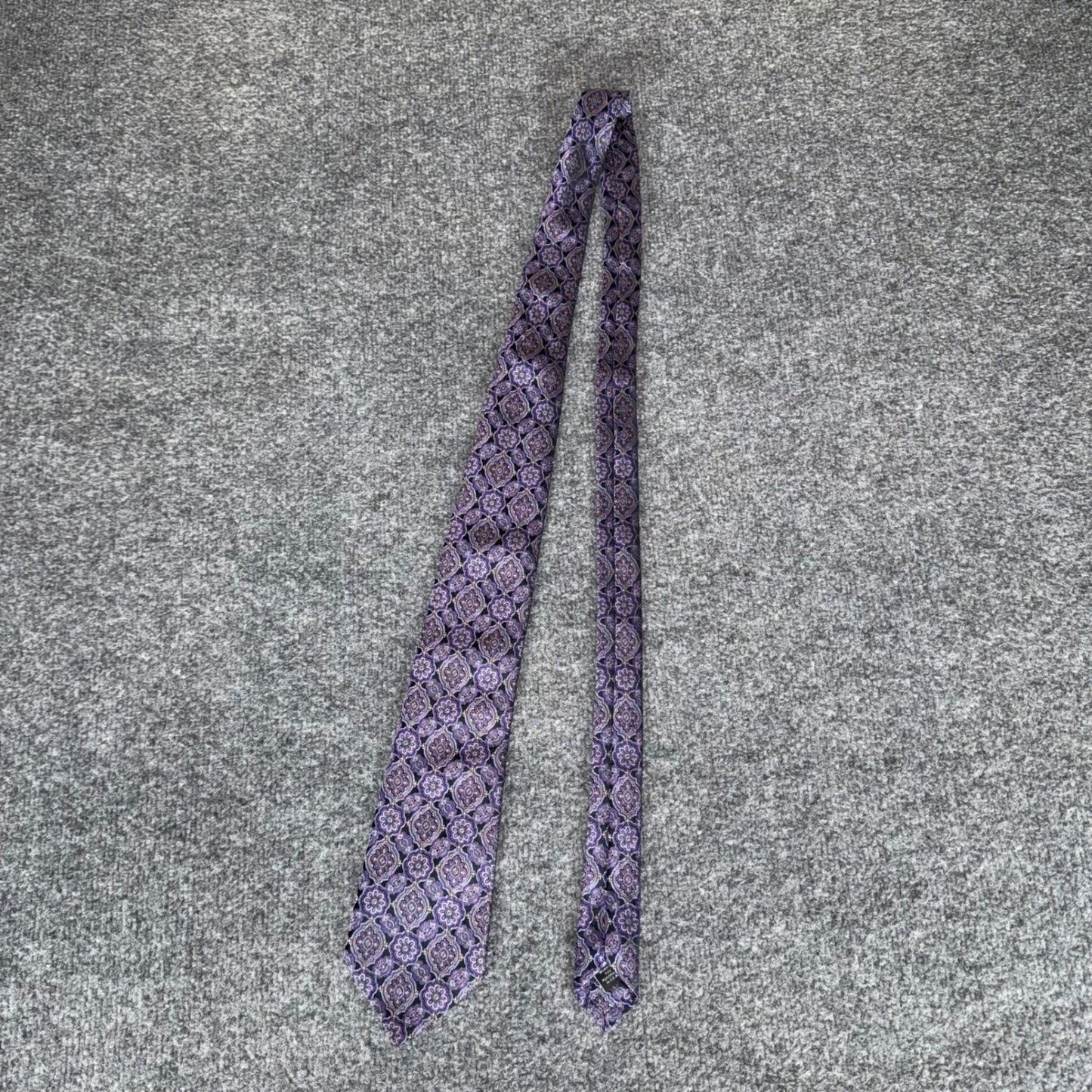 David Donahue Silk Mens Tie Purple Medallion Pattern 100% Silk Woven in Italy