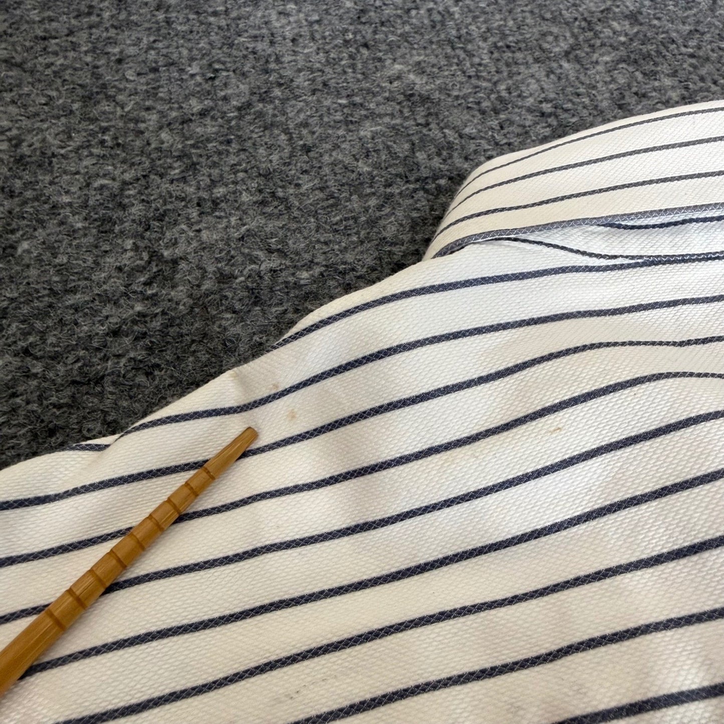Banana Republic Mens XL 17-17.5 White Blue Striped Cotton Long Sleeve Button Up