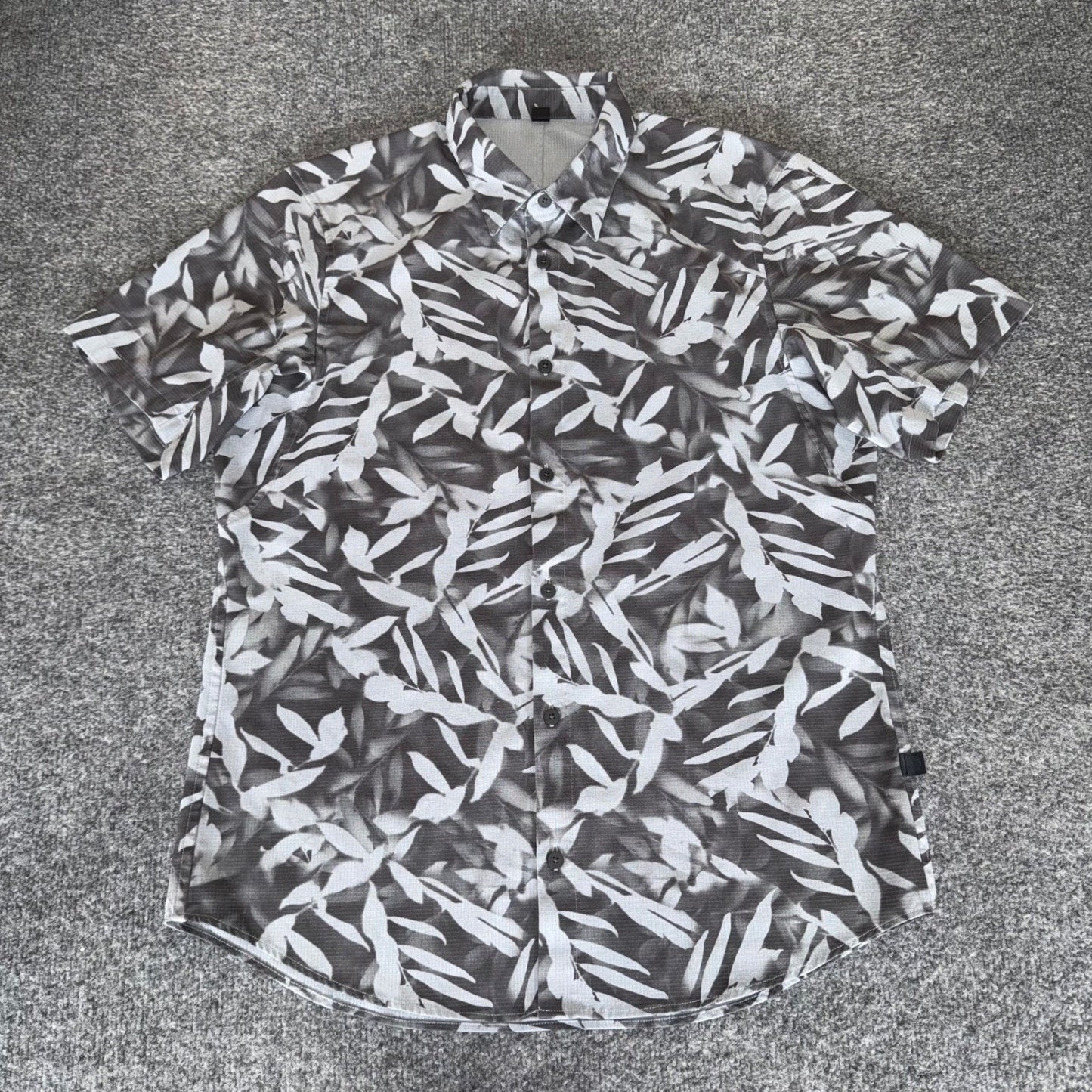 Lululemon Airing Easy Shirt Mens Medium Gray Tropical Leaf AOP Short Sleeve Casual