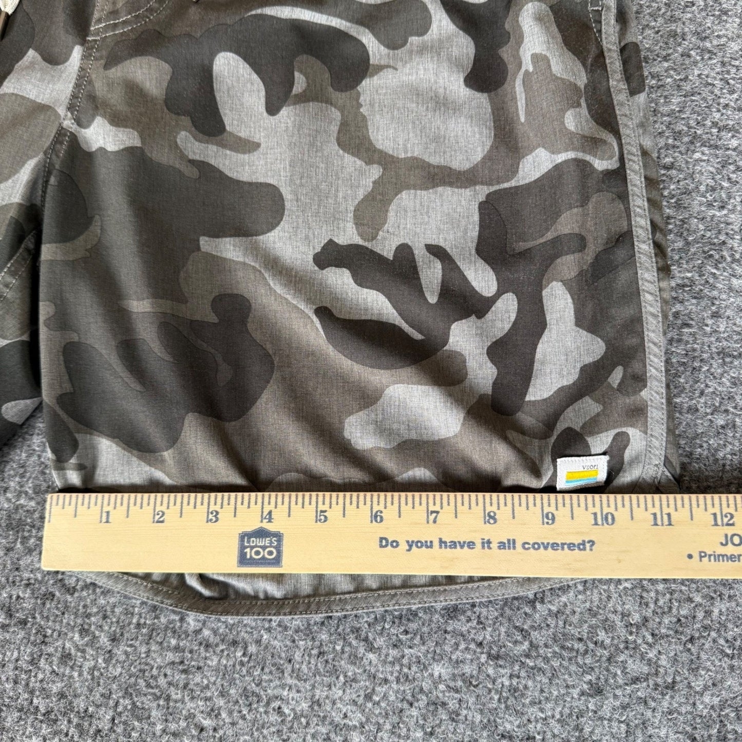 Vuori Banks Shorts Mens 32 Camo Athleisure Unlined Stretch Workout Running Gym