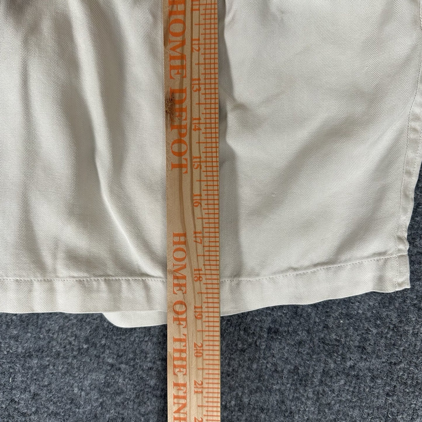 Tommy Bahama Shorts Mens 35 (33x8) Ivory 100% Silk Pleated Chino Vacation Resort