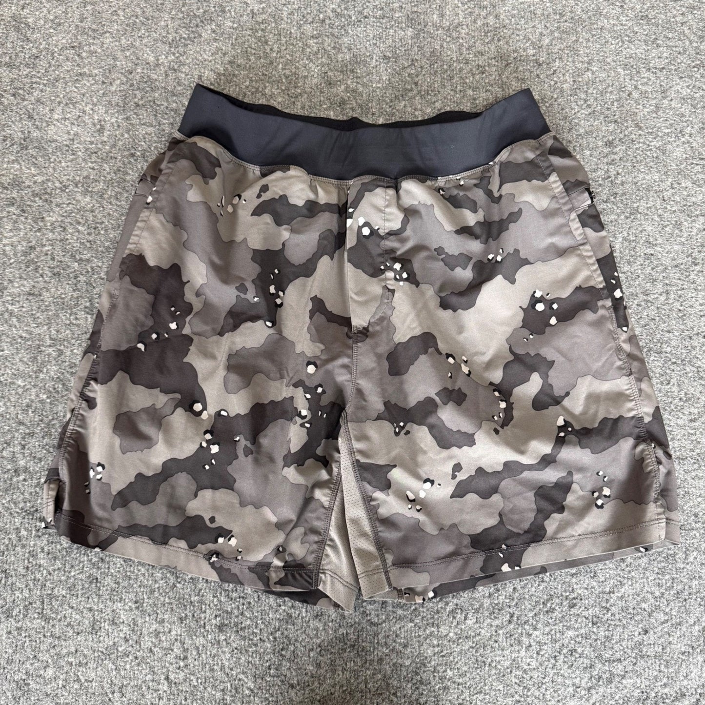 Fabletics Franchise Shorts Mens Size 30 Gray Desert Storm Camo Lined Gym Running