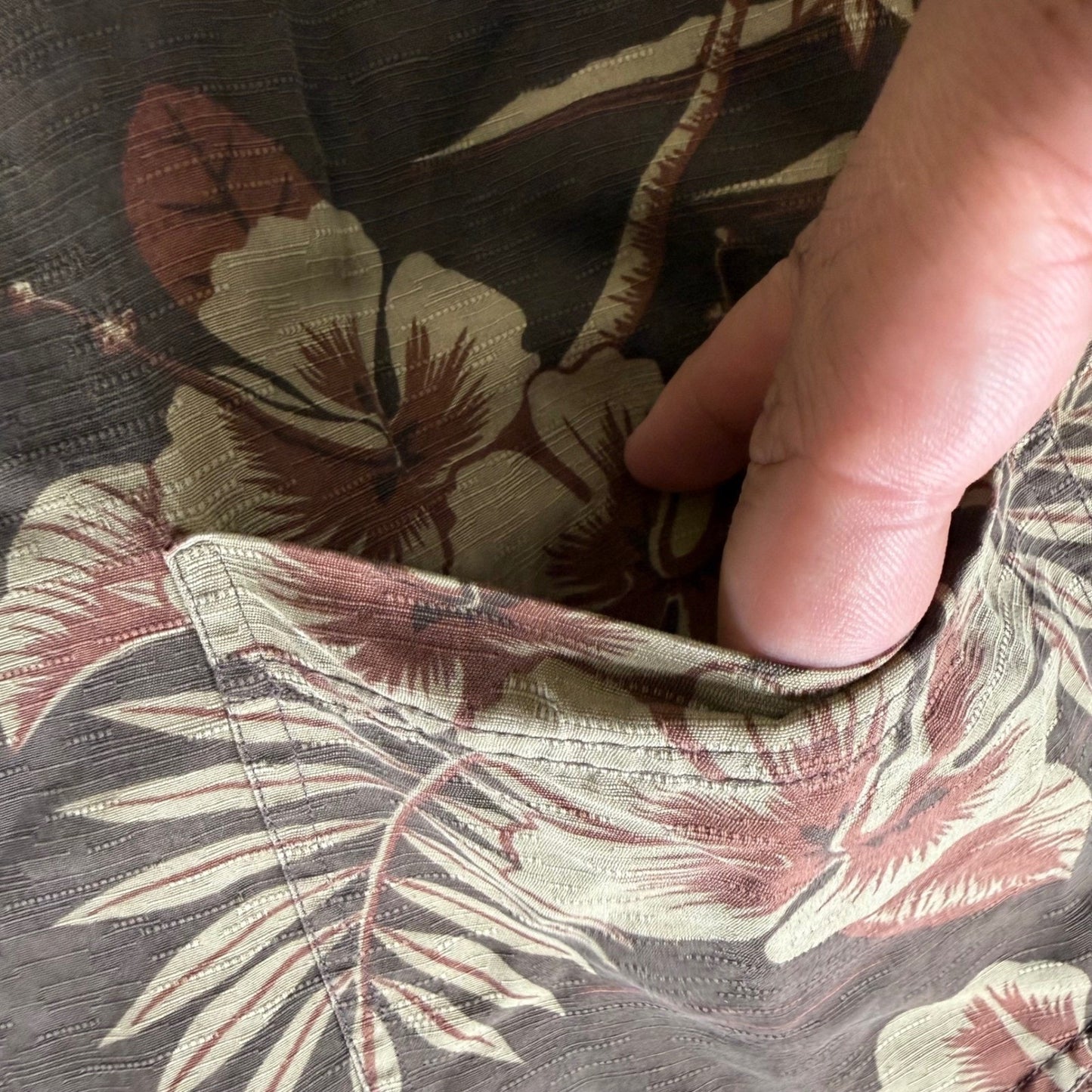 Tommy Bahama Hawaiian Shirt Men XL Brown 100% Silk Palm Tree Floral Aloha Resort