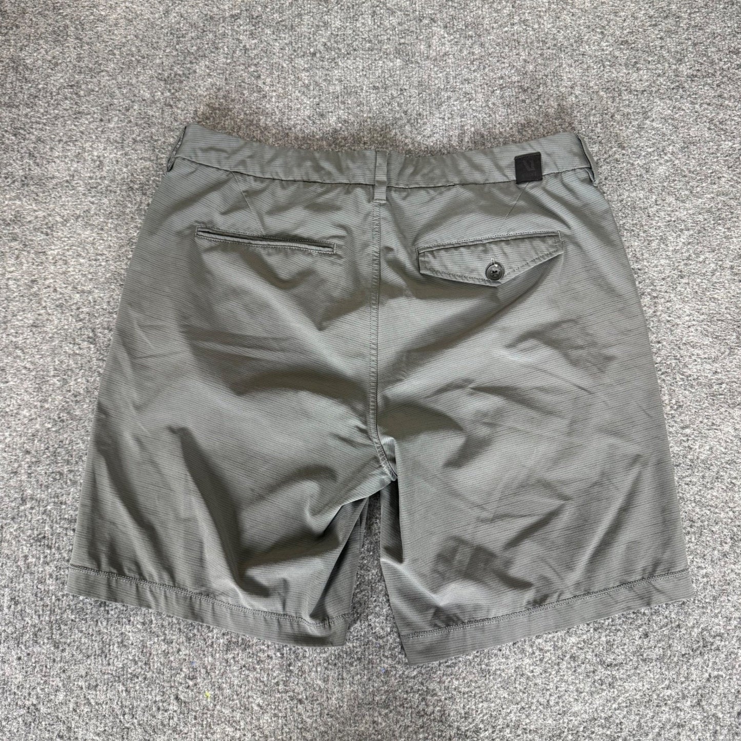 Vuori Pebble Short Mens 34 Gray Performance Stretch Active Golf Lightweight V399