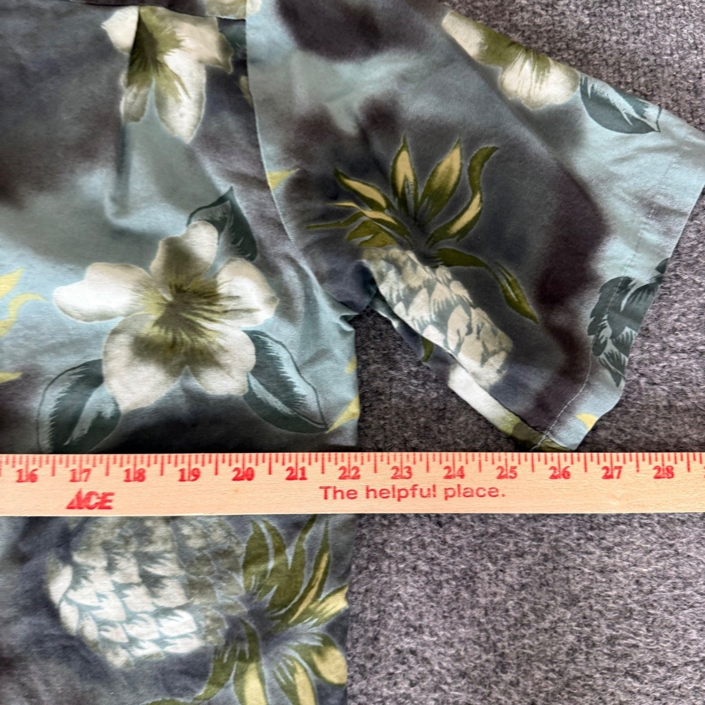 Hilo Hattie Hawaiian Shirt Mens Medium Pineapple Floral Aloha Tropical Button Up