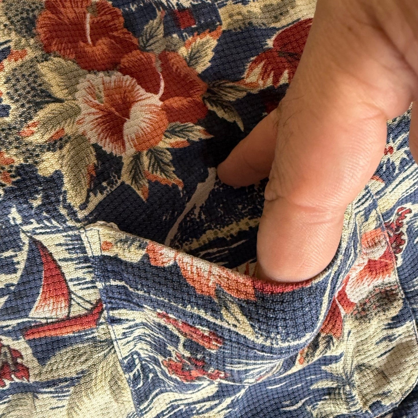 Tommy Bahama Hawaiian Shirt Men Medium Silk Tropical Floral Sailboat Relax Aloha