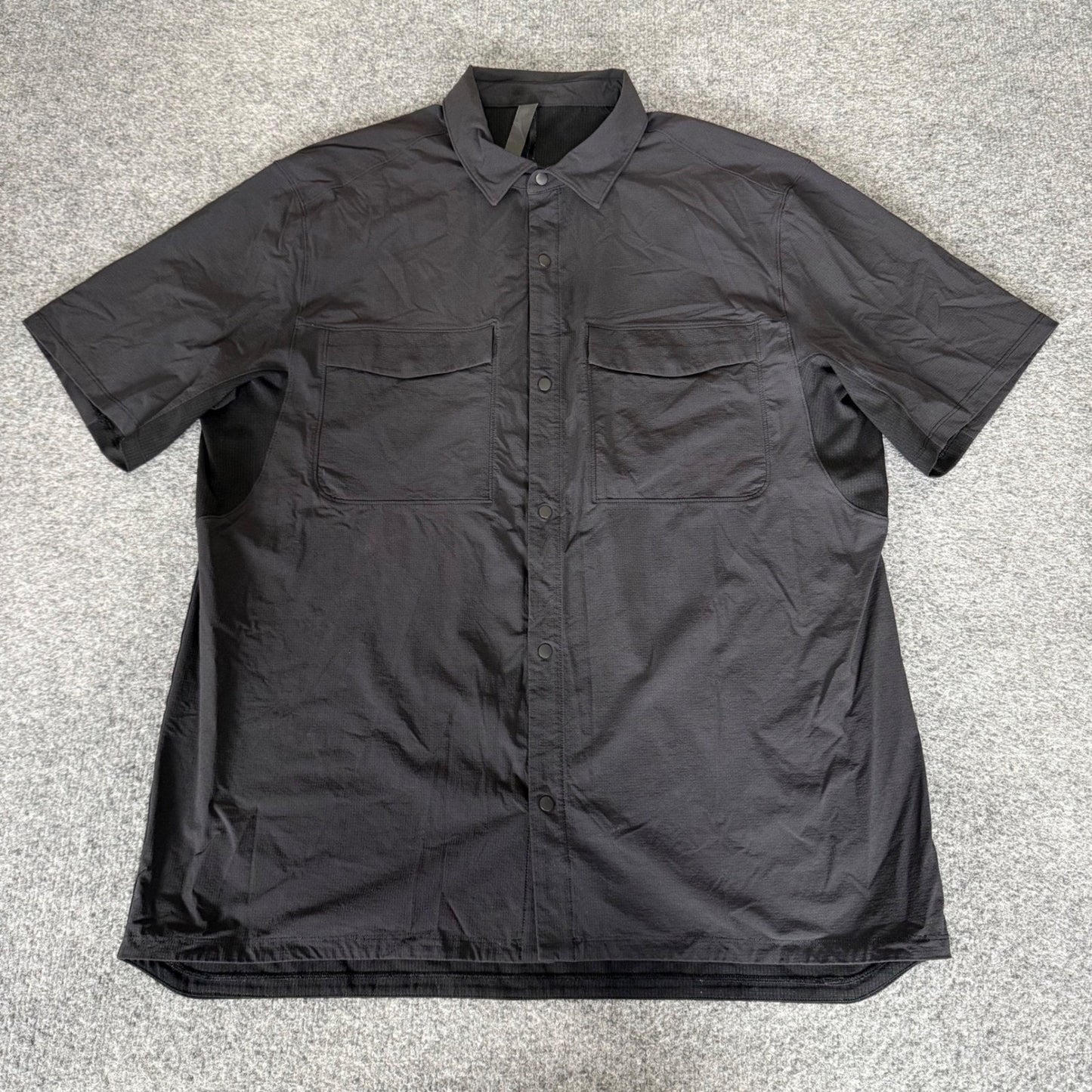 Lululemon Mens Short Sleeve Button Down Snap Shirt Black Large Pocket Tech Mesh