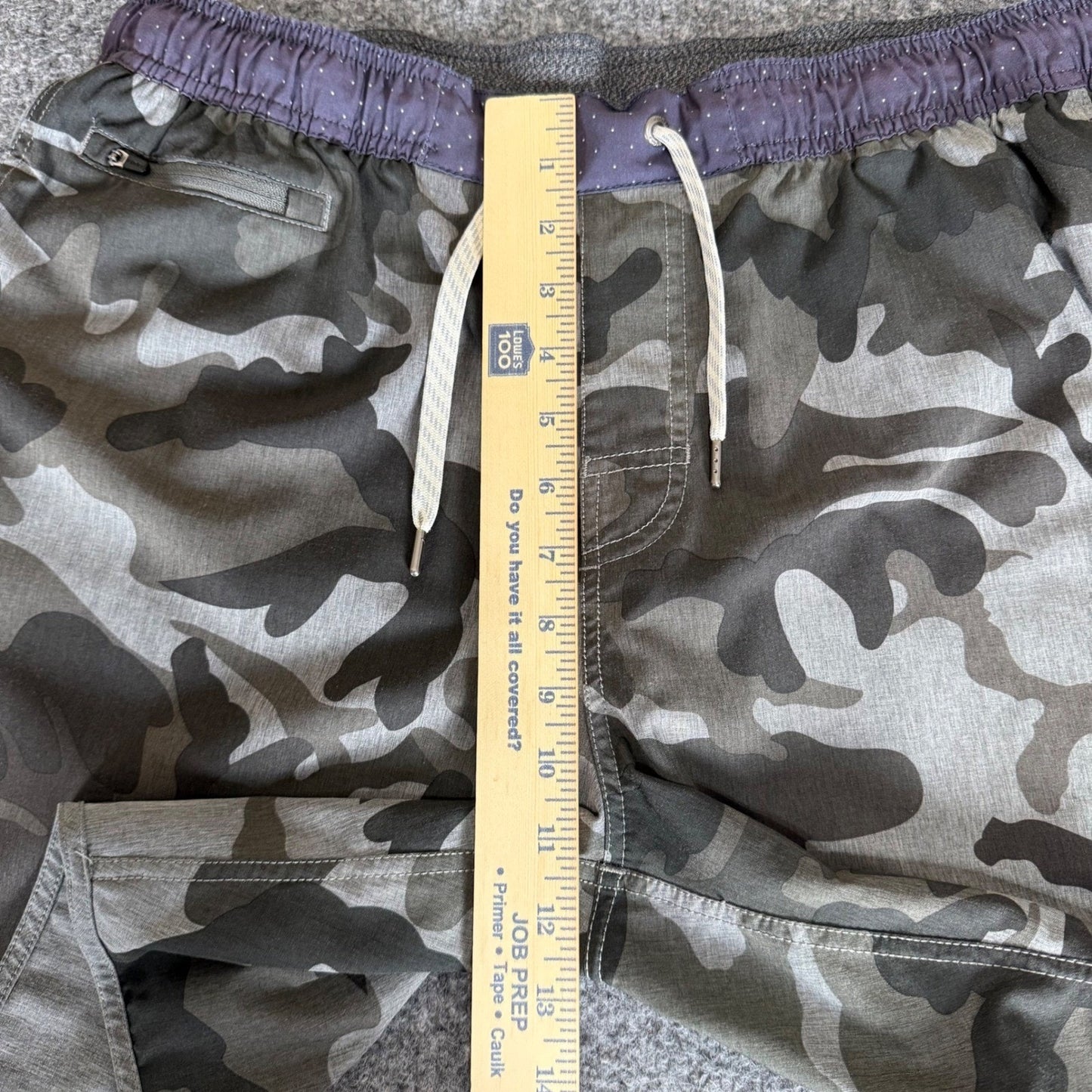 Vuori Banks Shorts Mens 32 Camo Athleisure Unlined Stretch Workout Running Gym