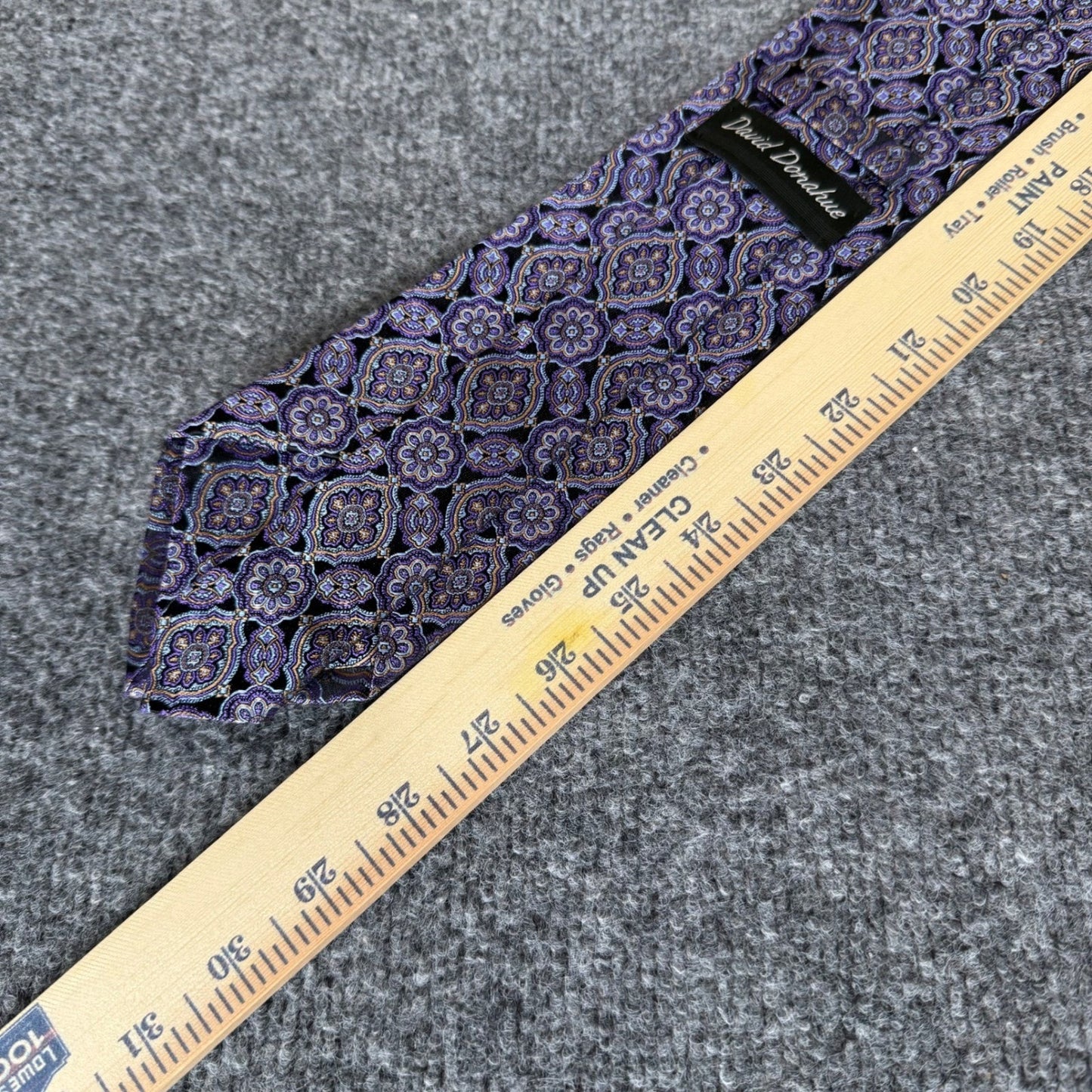 David Donahue Silk Mens Tie Purple Medallion Pattern 100% Silk Woven in Italy
