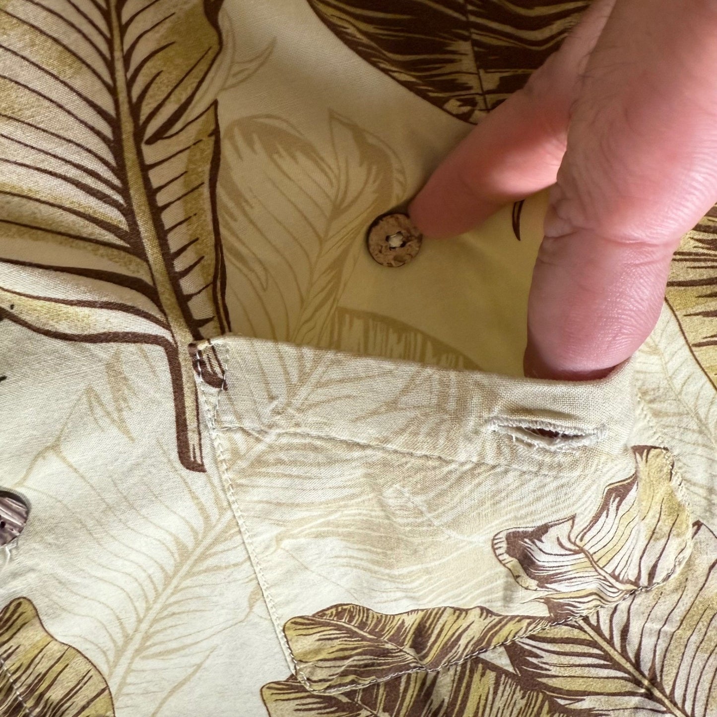Joe Marlin Mens Medium Hawaiian Shirt Beige Rayon Tropical Leaf Print Button Up
