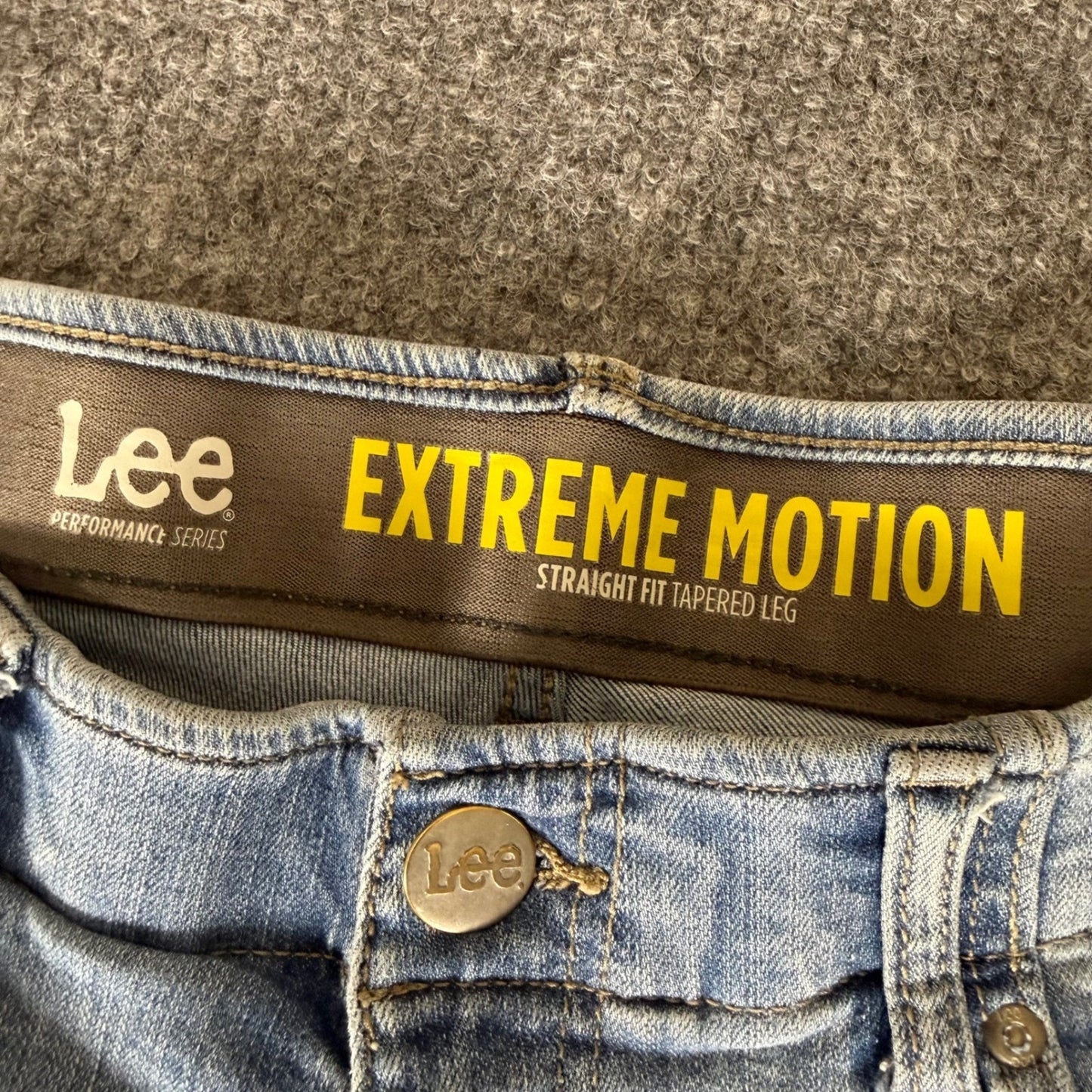 Lee Extreme Motion Straight Fit Tapered Jeans Mens 33x32 (32x31) Light Wash Blue